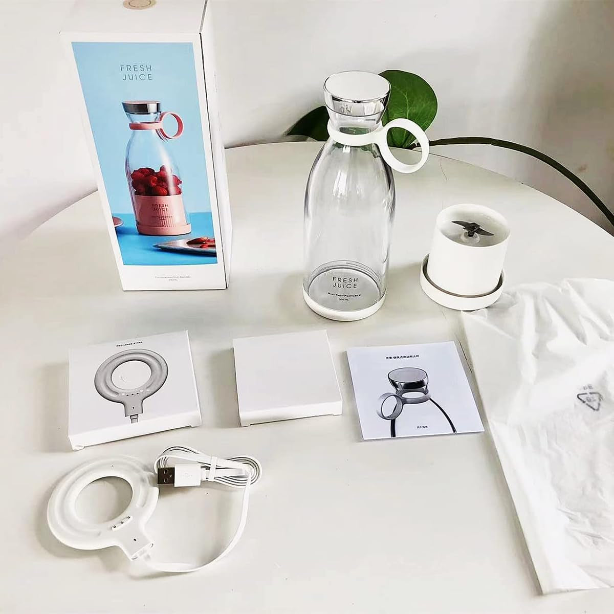 Portable Juicer Blender,Fresh Juice Blender,350Ml Wireless Portable Electric Juicer，Fresh Juice Blender Portable，Suitable for Making Fruit Juice, Milkshakes, and Smoothies